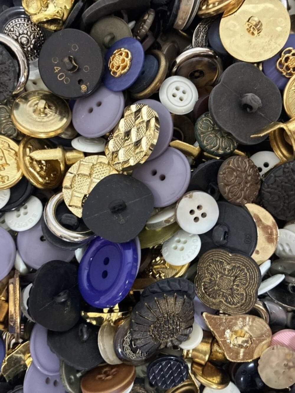 9.5 lbs of Mixed Buttons - for Therapy, Fun and Crafts - Picture 10 of 16